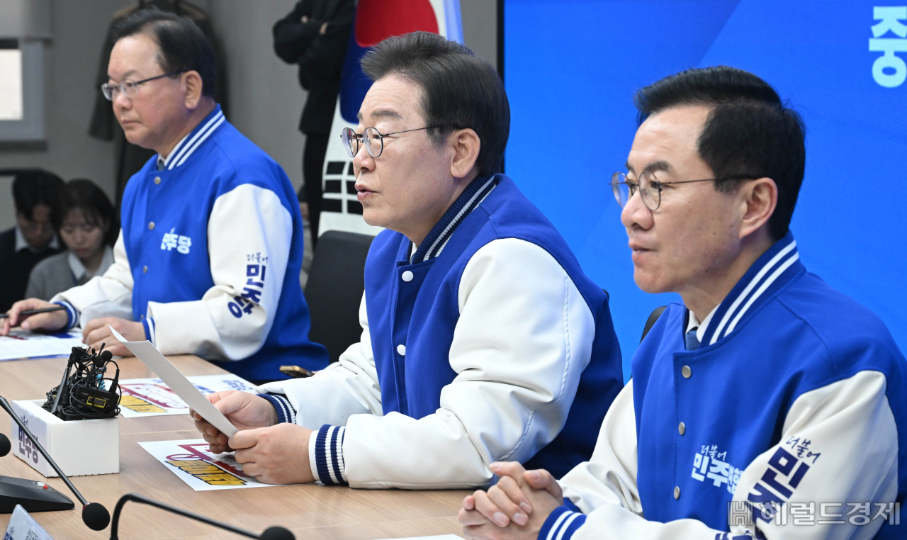 이재명 더불어민주당 상임공동선대위원장이 20일 오전 서울 여의도 중앙당사에서 열린 더불어민주당·더불어민주연합 중앙선거대책위원회 합동회의에 참석해 모두발언을 하고 있다. 이상섭 기자