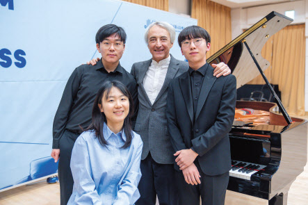 피아니스트 장 에플람 바부제가 최근 방한해 마스터 클래스(Master Class)를 진행했다. 마스터 클래스 후 현지윤(왼쪽사진 앞열부터 시계방향으로)씨와 조유민 군, 장 에플람 바부제, 강동휘 군이 기념촬영을 하고 있다. [국립심포니오케스트라 제공]