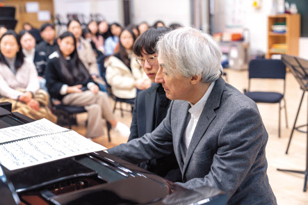 피아니스트 장 에플람 바부제가 최근 방한해 마스터 클래스(Master Class)를 진행했다. 피아니스트 장 에플람 바부제가 강동휘 군에게 곡에 대한 이해에 대해 설명하고 있는 모습. [국립심포니오케스트라 제공]