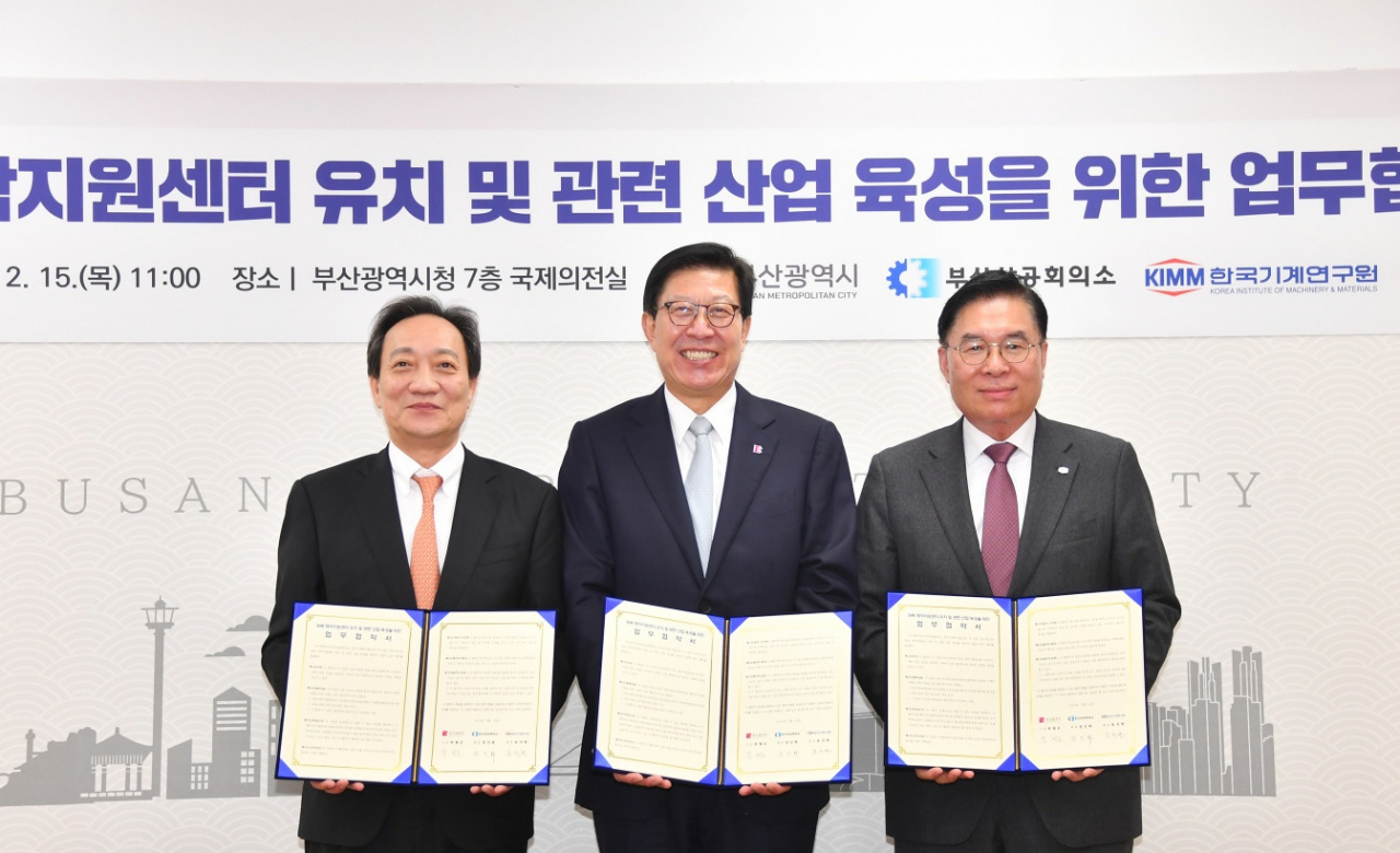 류석현(오른쪽) 한국기계연구원장과 박형준(가운데) 부산광역시장, 양재생 부산상공회의소 회장이 'SMR 제작지원센터 유치·구축'관련 MOU를 체결했다.[한국기계연구원 제공]