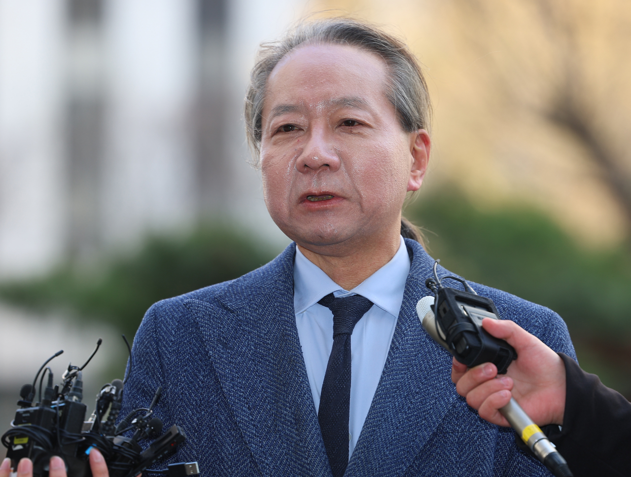 대한의사협회 비상대책위원회 주수호 언론홍보위원장이 20일 오전 의료법 위반 등 혐의 관련 조사를 받기 위해 서울경찰청 공공범죄수사대로 들어서며 입장을 밝히고 있다. [연합]