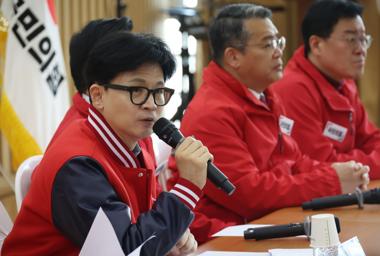 한동훈 국민의힘 총괄선대위원장이 20일 안양남부새마을금고 본점 강당에서 열린 현장 선거대책위원회에서 발언을 하고 있다. [연합]