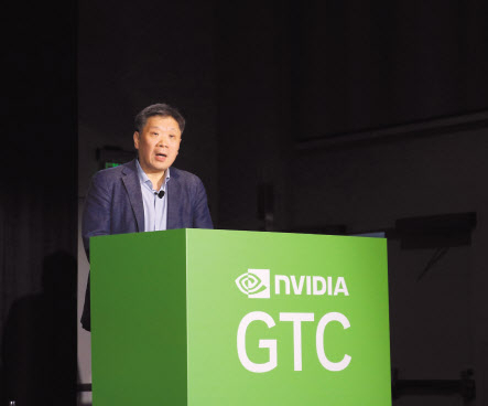 윤석진 삼성전자 부사장이 19일(현지시간) ‘GTC 2024’에서 ‘반도체 산업을 위한 옴니버스 기반 팹 디지털 트윈 플랫폼’이란 주제로 발표하고 있다.김현일 기자