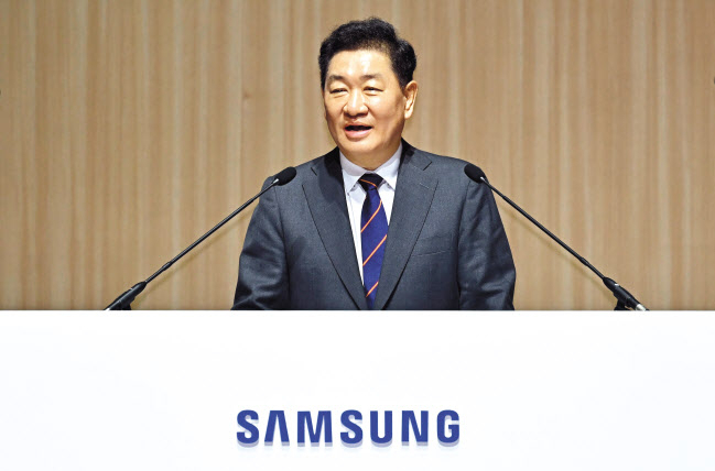 한종희 삼성전자 부회장이 20일 경기 수원시 수원컨벤션센터에서 열린 제55기 삼성전자 정기주주총회에서 인사말을 하고 있다. [연합]
