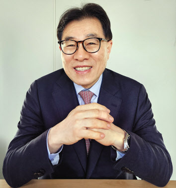 임종인 고려대 정보보호대학원 석좌교수가 18일 헤럴드경제와 인터뷰에서 사이버안보법 도입의 필요성을 설명하고 있다. 이용경 기자