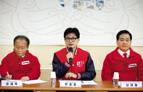4·10 총선이 바짝 다가오면서 여야의 발걸음도 더욱 빨라지고 있다. 20일 국민의힘은‘ 험지’로 꼽히는 경기 안양을 찾아 한동훈 총괄선거대책위원장의 주재로 현장 선대위 회의를 가졌다. [연합]