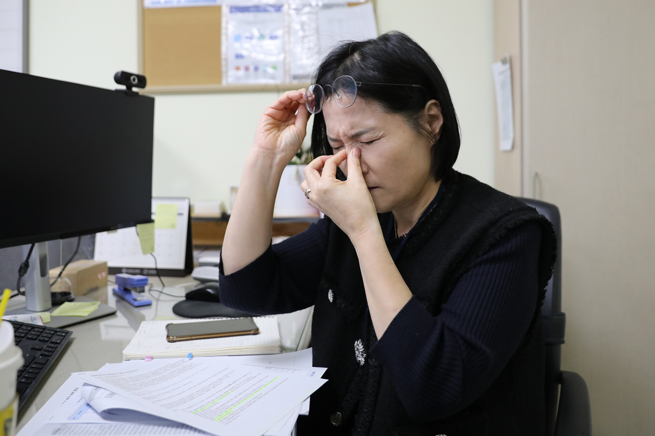 안구건조증은 눈이 건조하고 뻑뻑해져서 눈알이 빠질 것 같은 극심한 통증과 두통도 생길 수 있다.
