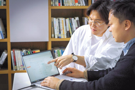 SK텔레콤 직원들이 AI 컨택센터 서비스 ‘SKT AI CCaaS’를 운영하고 있는 모습 [SK텔레콤 제공]