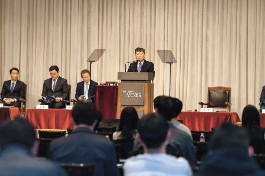이규석(오른쪽) 현대모비스 대표이사가 19일 서울 강남구 GS타워에서 열린 제47기 정기주주총회에서 모두발언을 하고 있다. [현대모비스 제공]