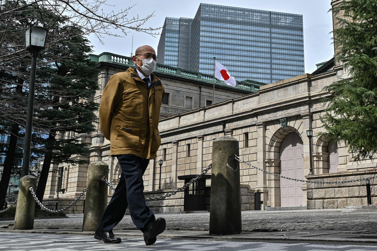 지난 19일 일본 도쿄 중심부에 위치한 일본은행(BOJ) 건물을 한 남성이 지나가고 있다. [AFP]
