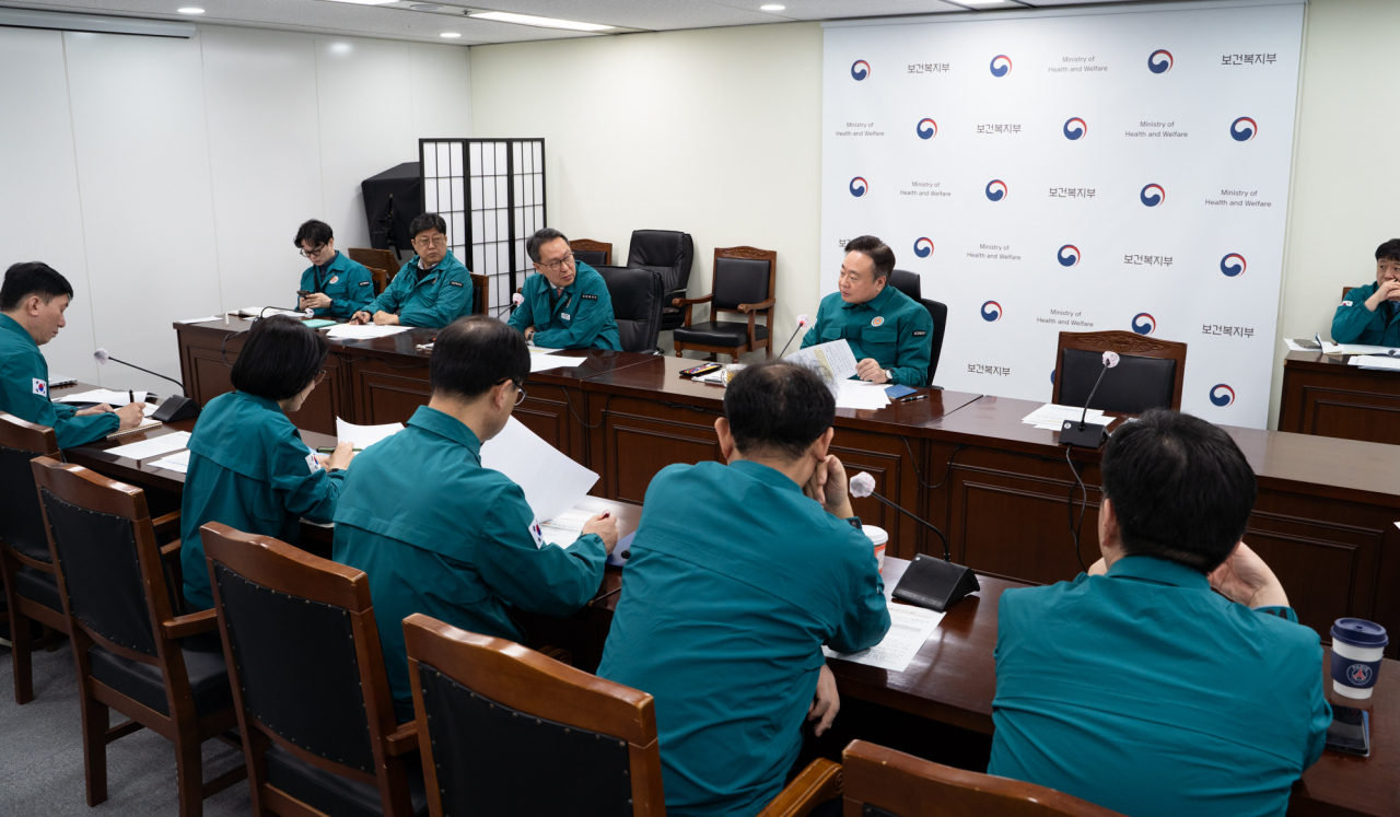 ‘의사 집단행동 중앙사고수습본부’가 20일 조규홍 본부장(보건복지부 장관) 주재로 제19차 회의를 개최했다. 사진은 조규홍 본부장이 중수본 제19차 회의를 주재하는 모습.[연합]