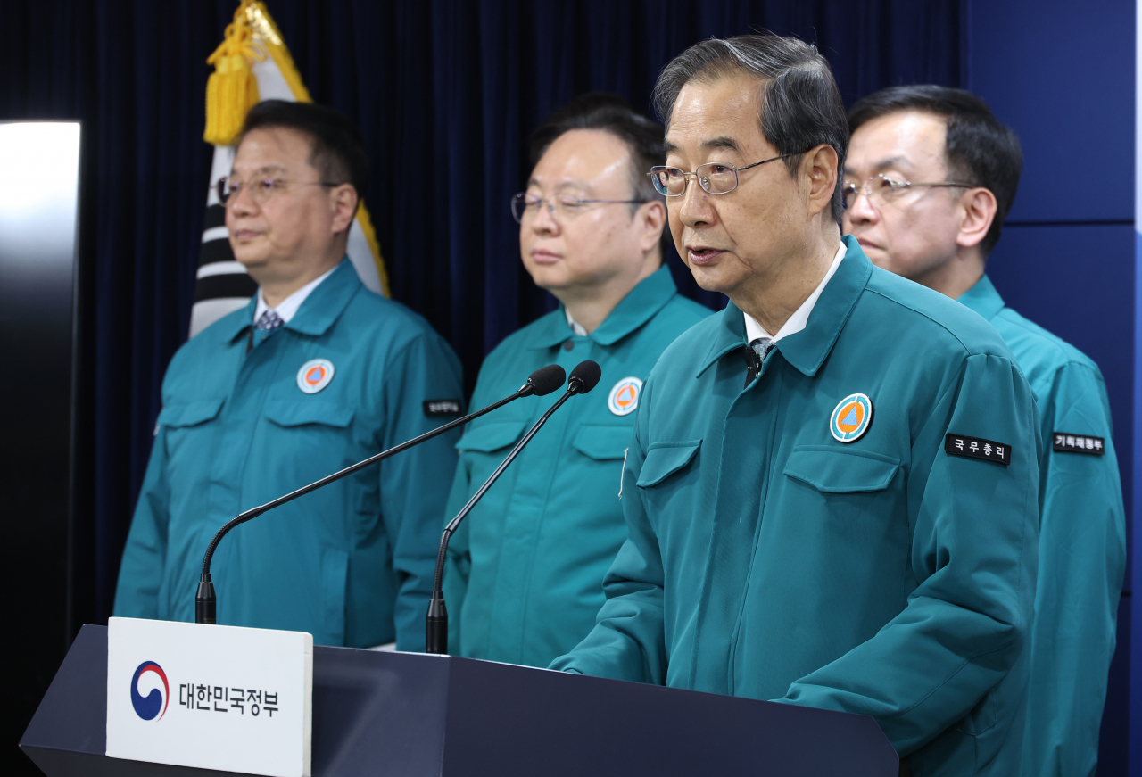 의대 정원 확대를 두고 '의정 갈등'이 계속되고 있는 20일 오후 한덕수 국무총리가 서울 종로구 정부서울청사에서 의료 개혁 관련 대국민 담화를 하고있다. [연합]