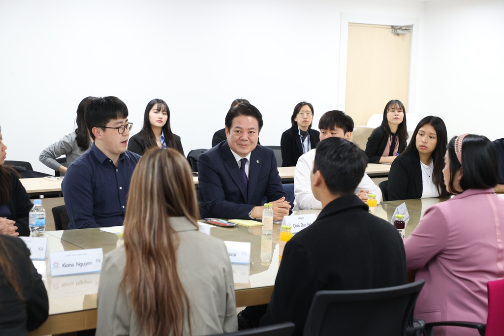 국제교류 고교생 민박연수프로그램을 통해 한국에 온 가든그로브시 학생들이 최대호 안양시장과 만나 이야기하고 있다