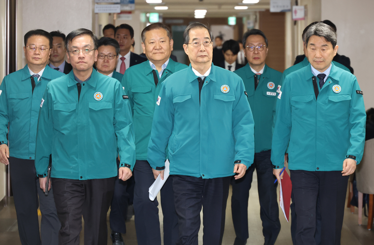 의대 정원 확대를 두고 '의정 갈등'이 계속되고 있는 20일 오후 한덕수 국무총리가 의료 개혁 관련 대국민 담화 발표를 위해 관계 장관들과 서울 종로구 정부서울청사 회견장으로 이동하고 있다. [연합]
