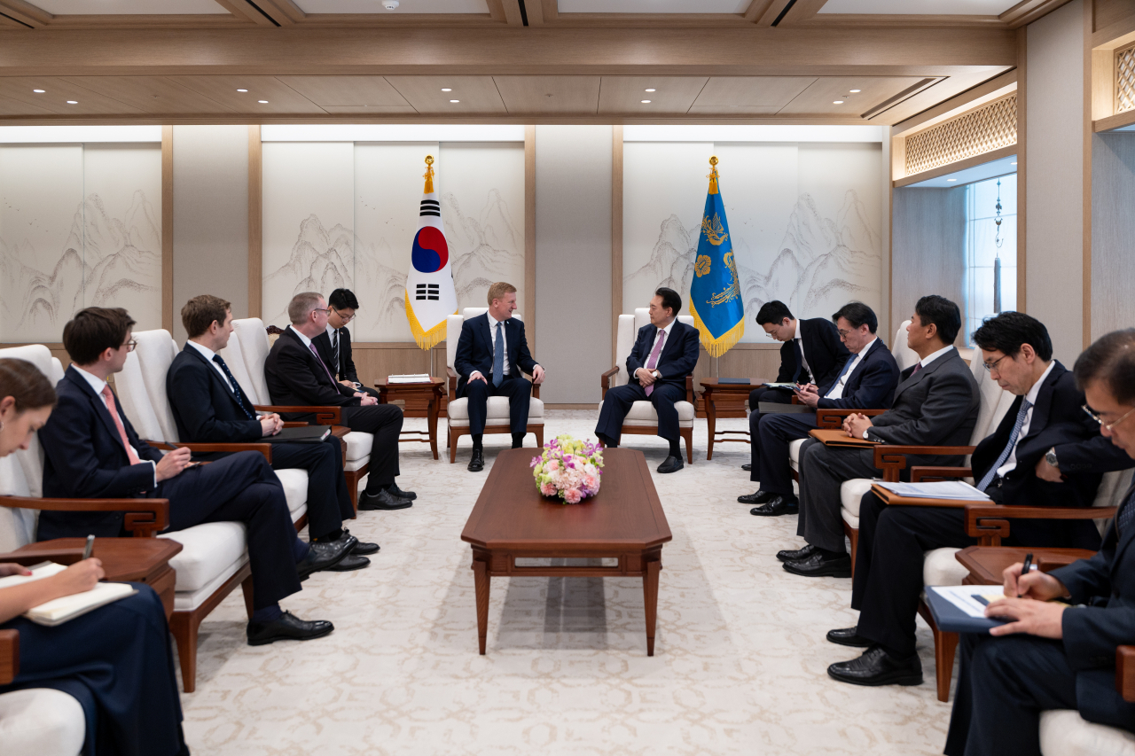 윤석열 대통령이 20일 서울 용산 대통령실 청사에서 제3차 민주주의 정상회의 참석차 방한한 올리버 다우든 영국 부총리를 접견하고 있다. [연합]