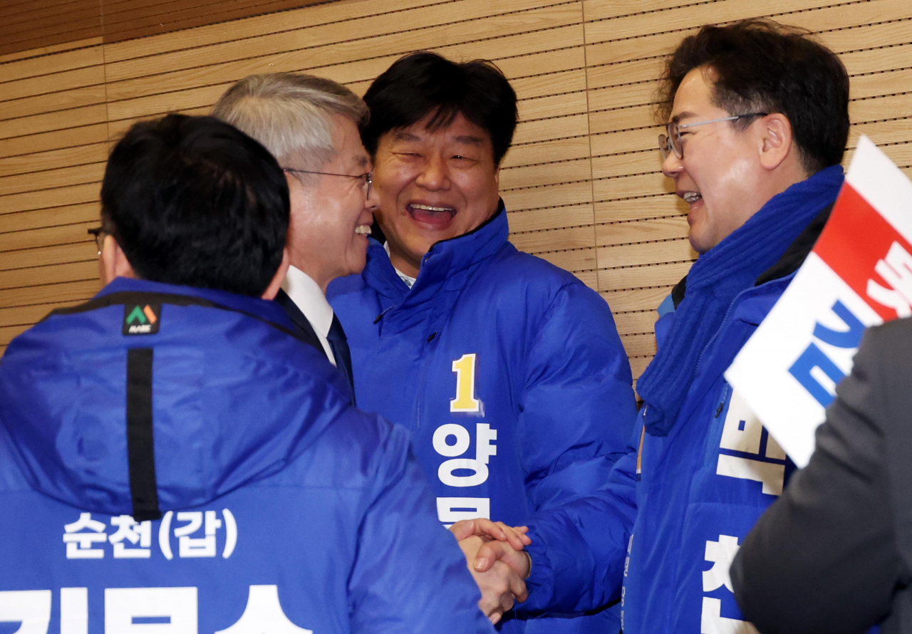 17일 국회 의원회관에서 열린 제22대 총선 후보자 대회에서 '노무현 비하 ' 논란에 휩싸인 양문석(오른쪽 두번째) 경기 안산갑 예비후보가 박찬대 최고위원, 민형배 의원과 인사를 나누고 있다.[연합]