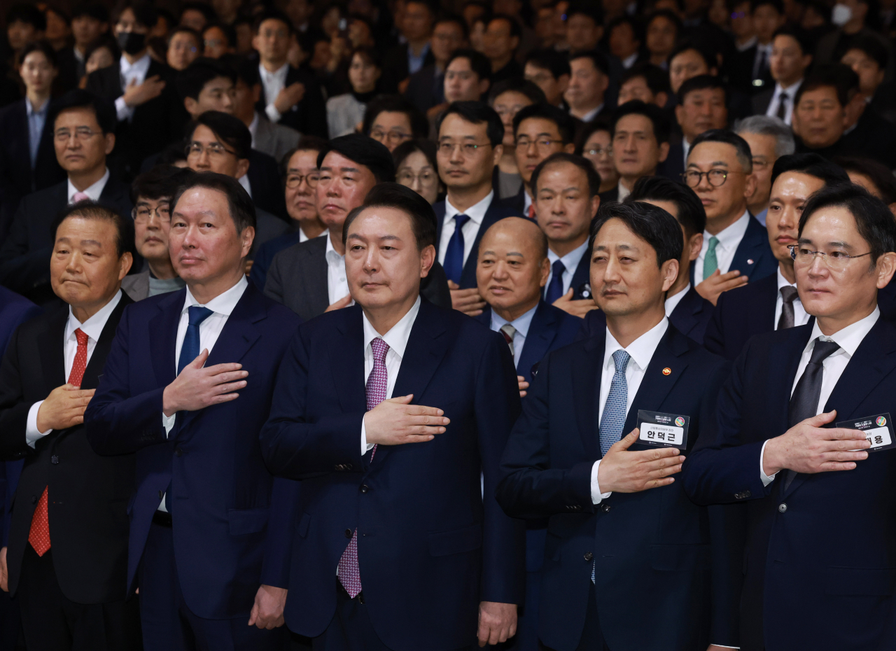 윤석열 대통령이 서울 영등포구 63컨벤션센터에서 열린 제51회 상공의 날 기념식에서 기업인들과 함께 국기에 경례하고 있다. 오른쪽 부터 이재용 삼성전자 회장, 안덕근 산업부 장관, 윤 대통령, 최태원 대한상의 회장. [연합]