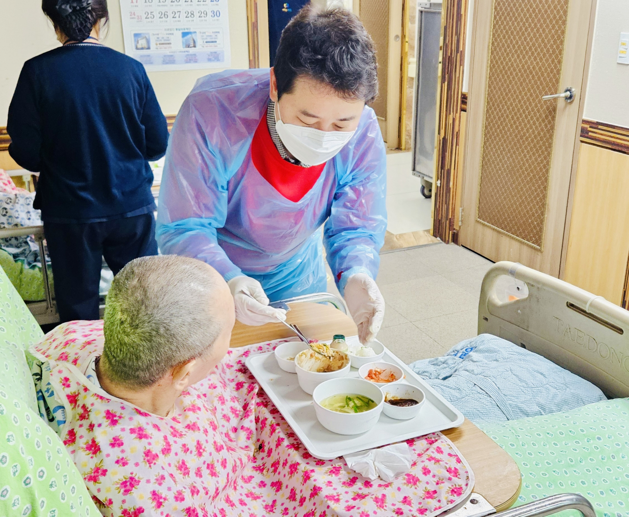 무소속 출마를 선언한 장예찬 부산 수영구 후보가 20일 수영구 요양병원을 찾아 어르신께 배식 봉사활동을 하고 있다. [사진=장예찬 선거캠프]