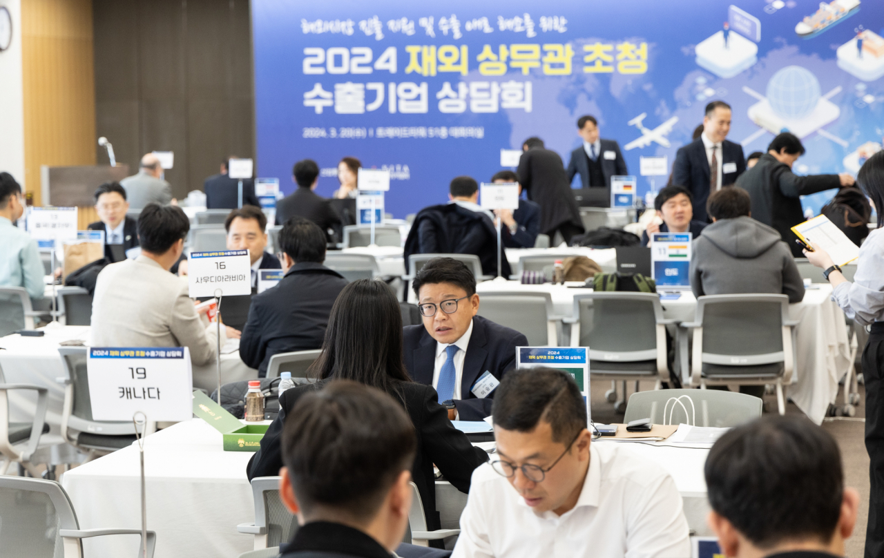 한국무역협회가 20일 산업통상자원부와 공동으로 개최한 '2024 재외상무관 초청 수출기업 상담회'에서 전세계 21개국 24개 지역에 파견 근무 중인 산업부 소속 상무관이 사전 신청기업과 수출 상담을 진행하고 있다. [무협 제공]