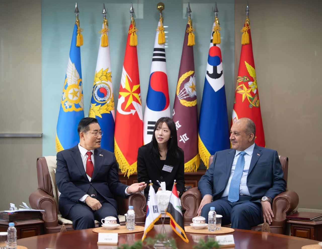 신원식 국방부장관과 타베트 모하메드 사이에드 알 아바시 이라크 국방부 장관은 20일 서울 용산 국방부청사에서 한·이라크 국방장관회담을 갖고 양국 간 국방·방산협력 방안 등을 논의했다. [국방부 제공]