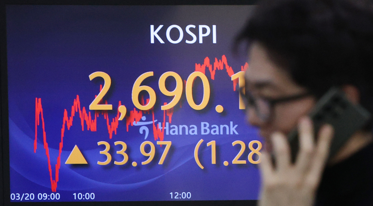 An electronic board showing the Korea Composite Stock Price Index at a dealing room of the Hana Bank headquarters in Seoul on Wednesday. (Yonhap)
