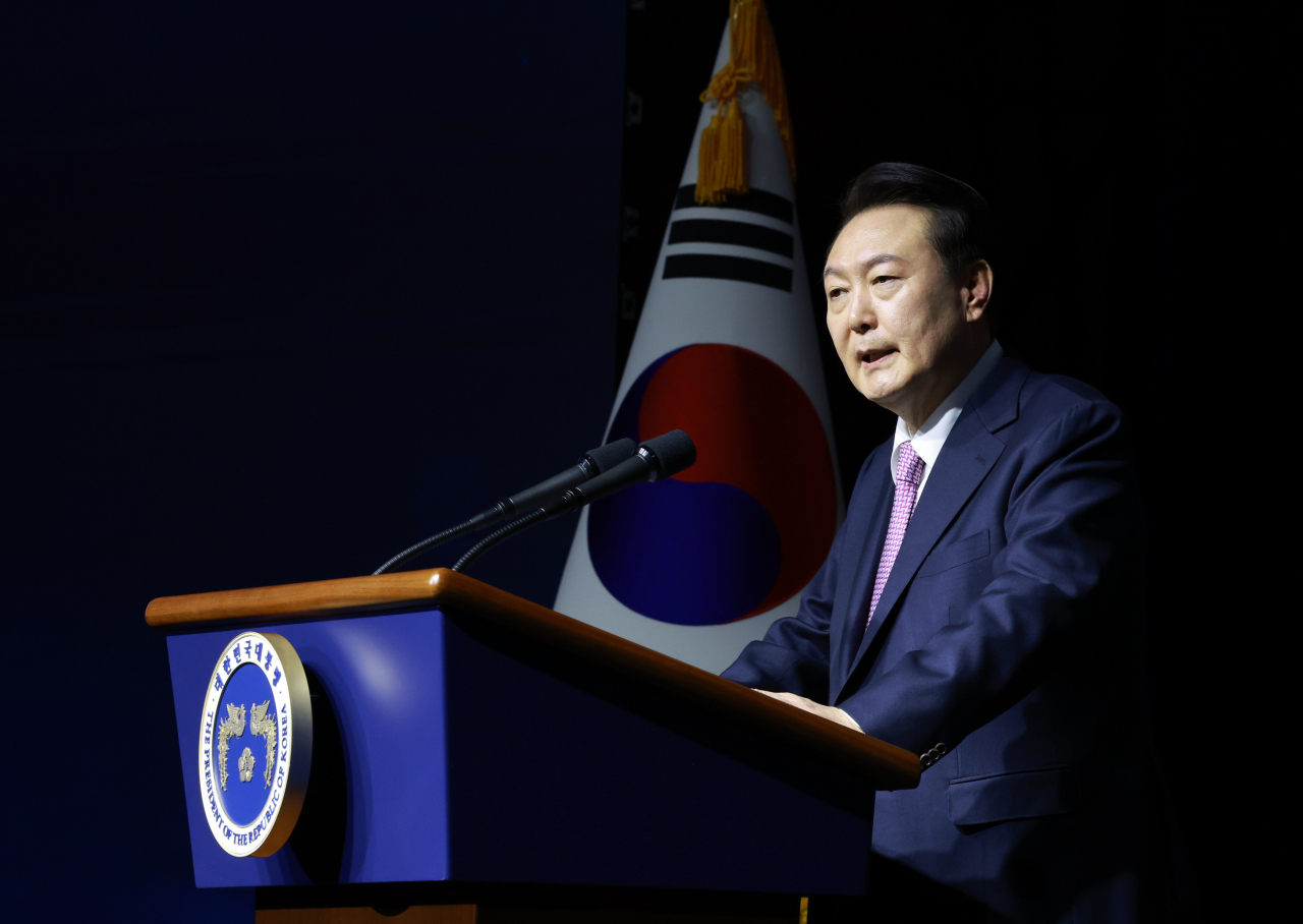 자료사진. 윤석열 대통령이 20일 서울 영등포구 63컨벤션센터에서 열린 제51회 상공의 날 기념식에서 '자유주의 경제시스템에서 기업활동의 자유와 국가의 역할'을 주제로 특별 강연을 하고 있다. [연합]