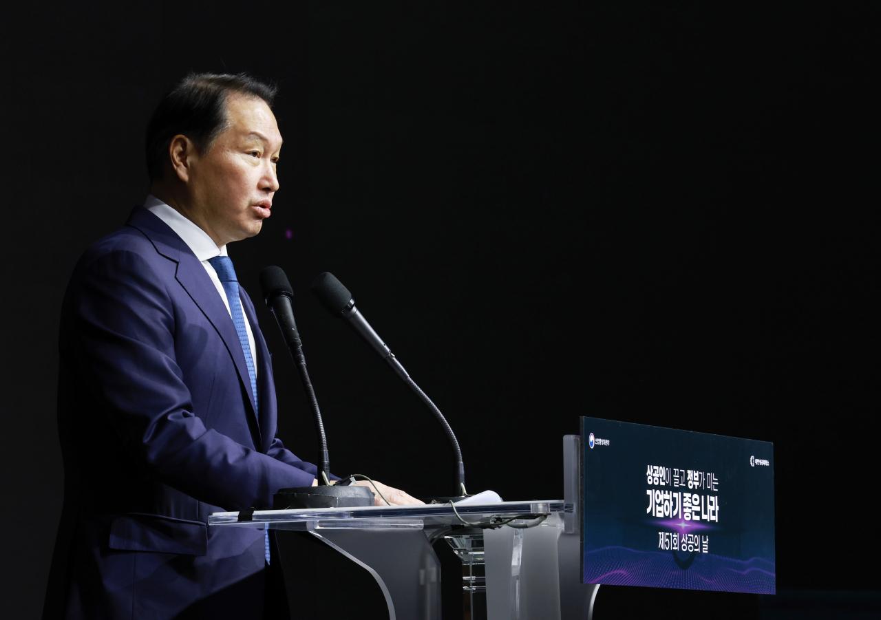 최태원 대한상공회의소 회장이 20일 서울 영등포구 63컨벤션센터에서 열린 제51회 상공의 날 기념식에서 기념사를 하고 있다. [연합]
