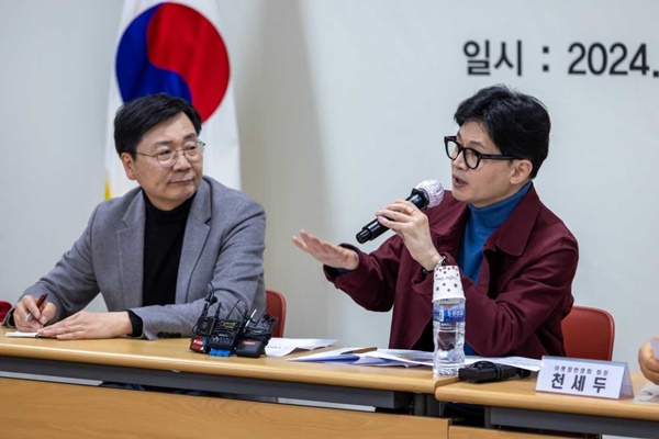 국민의힘 한동훈 비대위원장이 지난 15일 순천을 방문해 김형석 예비후보(왼쪽)와 함께 현안에 대해 말하고 있다.