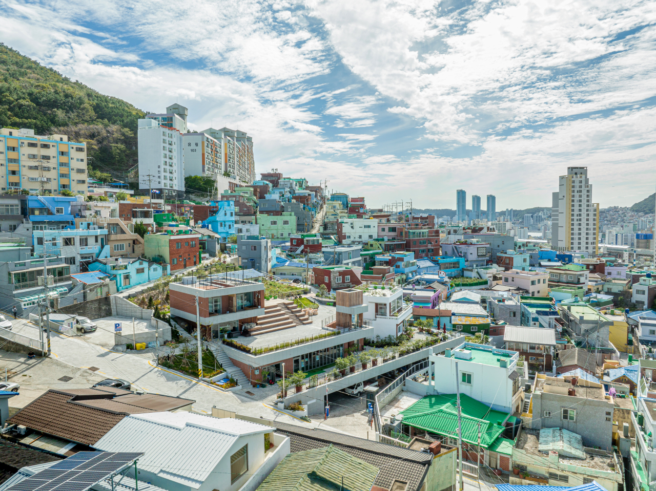 [영상] 폐가 즐비 영도를 바꾼 마을회관의 기적…어린이집을 품은 공원 [건축맛집]