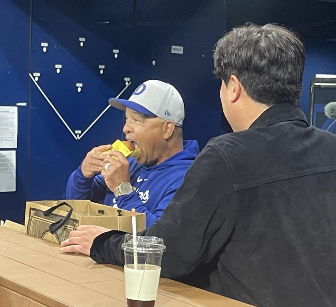 데이브 로버츠 LA다저스 감독이 20일 다저스와 샌디에이고 파드리스의 미국프로야구 메이저리그(MLB) 정규리그 경기에서 류현진이 준비한 빵을 먹고 있다. 연합뉴스