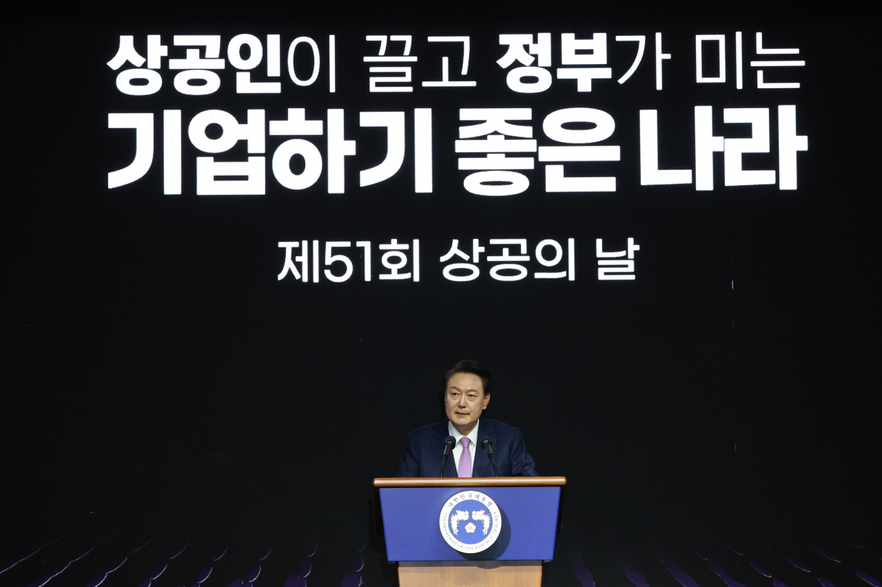 윤석열 대통령이 20일 서울 영등포구 63컨벤션센터에서 열린 제51회 상공의 날 기념식에서 '자유주의 경제시스템에서 기업활동의 자유와 국가의 역할'을 주제로 특별 강연을 하고 있다. [연합]