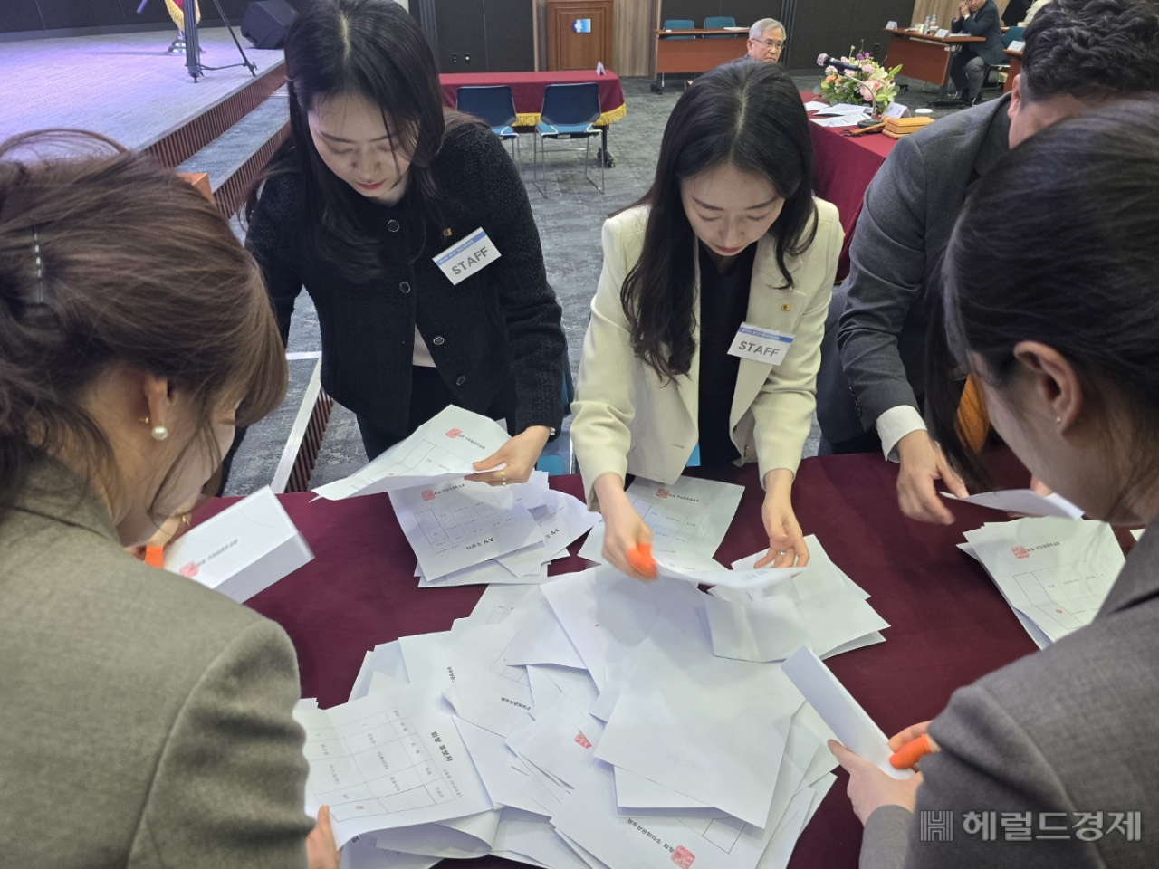 이날 한 회장은 52표를 얻어 39표에 그친 김보곤(65) 디케이 회장을 제치고 당선됐다. 서인주 기자
