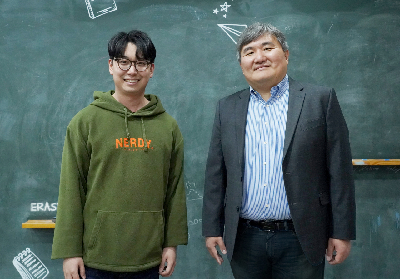 이번 연구를 수행한 윤진호(오른쪽) 교수와 홍윤기 박사과정생.[GIST 제공]