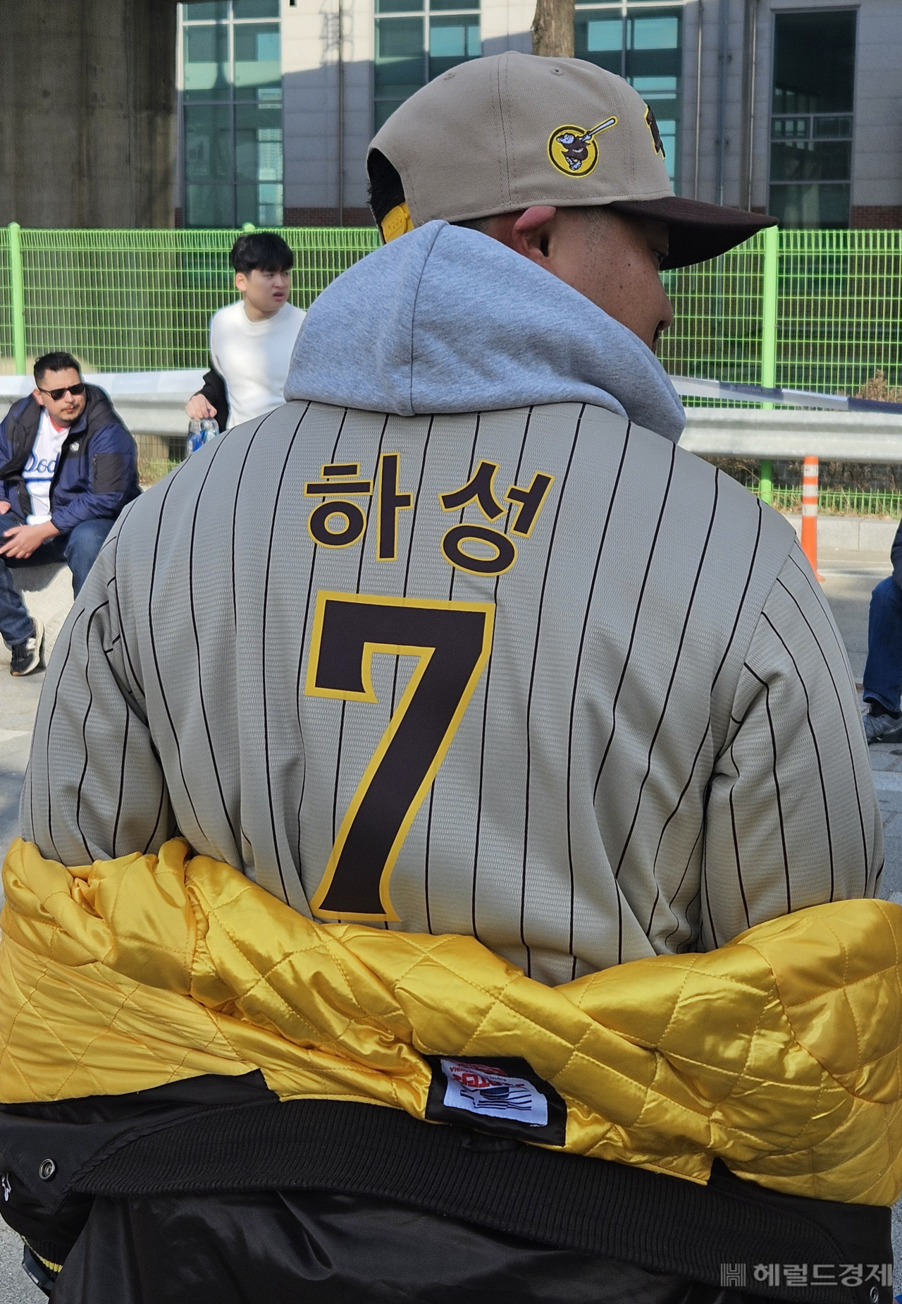 20일 미국 샌디에이고에서 개막전을 보러 한국에 온 미국인 아도니스(Adonis·38)가 김하성 선수의 이름이 적힌 유니폼을 보여주고 있다. 이용경 기자