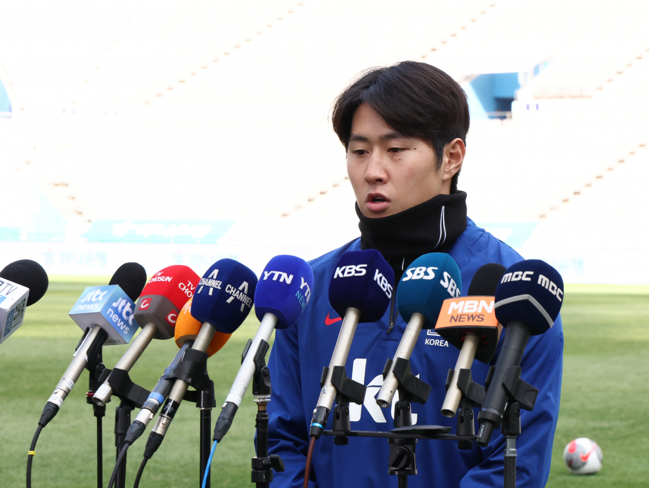 지난 아시안컵 기간 주장 손흥민과 물리적 충돌로 '하극상' 논란을 일으켰던 이강인이 20일 서울월드컵경기장에서 태국과 2026 FIFA 북중미 월드컵 2차 예선 경기를 앞두고 열린 훈련에 앞서 심경을 밝히고 있다. [연합]