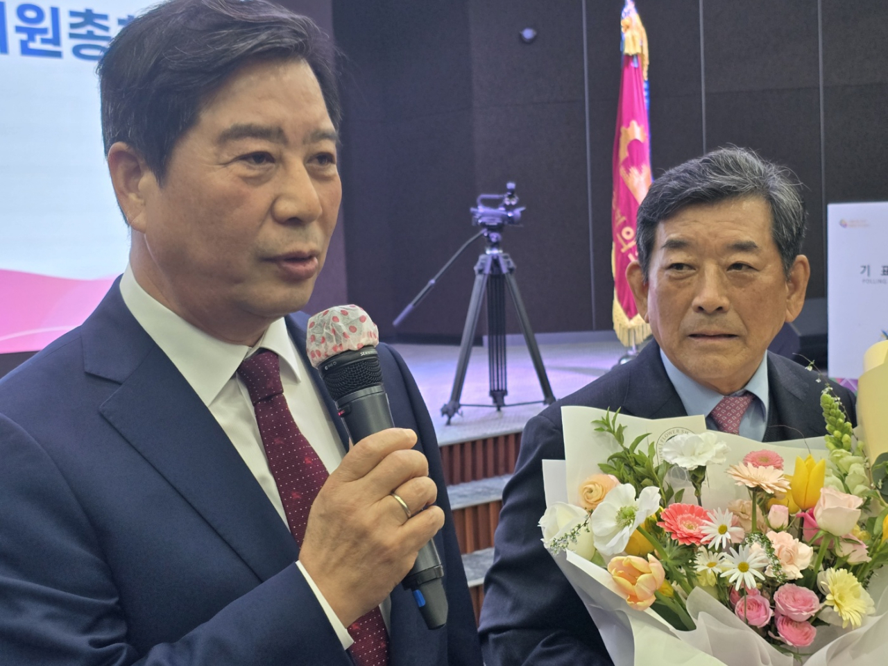 25대 광주상의 회장에 한상원 다스코 회장이 선출됐다. 수락연설에 앞서 경쟁자였던 디케이 김보곤 회장이 덕담을 건내고 있다. 서인주 기자