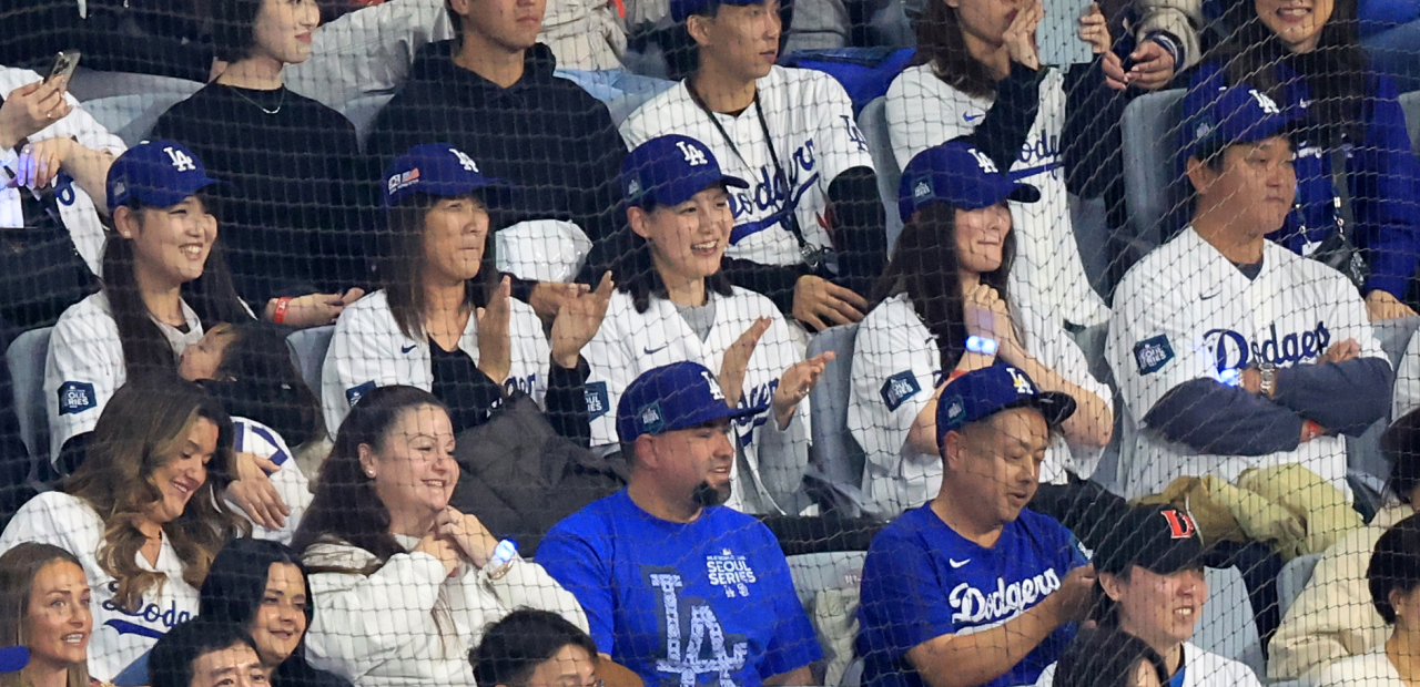 20일 서울 고척스카이돔에서 열린 2024년 미국프로야구 메이저리그(MLB) 정규시즌 개막전 로스앤젤레스 다저스와 샌디에이고 파드리스의 경기. 다저스 오타니 쇼헤이의 부인 다나카 마미코와 가족들이 경기를 지켜보고 있다. [연합]