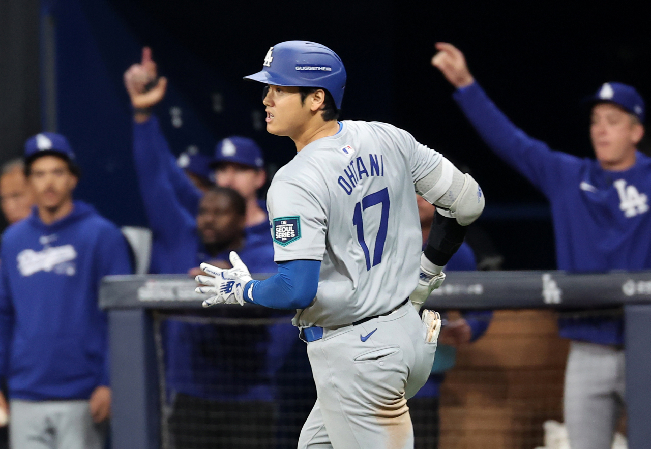 20일 오후 서울 고척스카이돔에서 미국프로야구(MLB) 공식 개막전 LA 다저스 대 샌디에이고 파드리스 1차전 경기. 8회초 1사 1,2루 때 LA 다저스 오타니 쇼헤이가 1타점 적시타를 친 후 진루하고 있다. [연합]