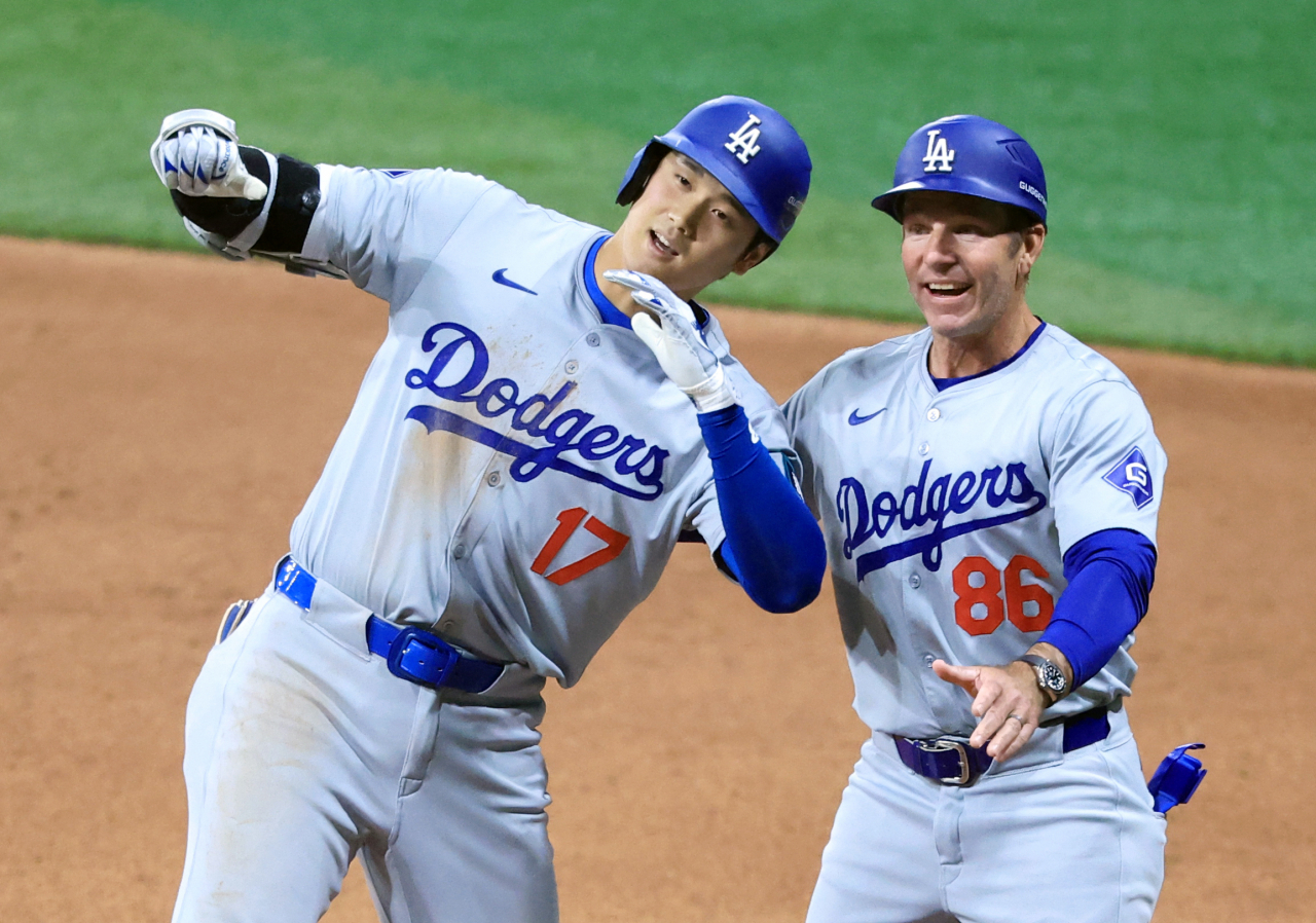 20일 오후 서울 고척스카이돔에서 미국프로야구(MLB) 공식 개막전 LA 다저스 대 샌디에이고 파드리스 1차전 경기. 8회초 1사 1,2루 때 LA 다저스 오타니 쇼헤이가 1타점 적시타를 친 후 환호하고 있다. [연합]