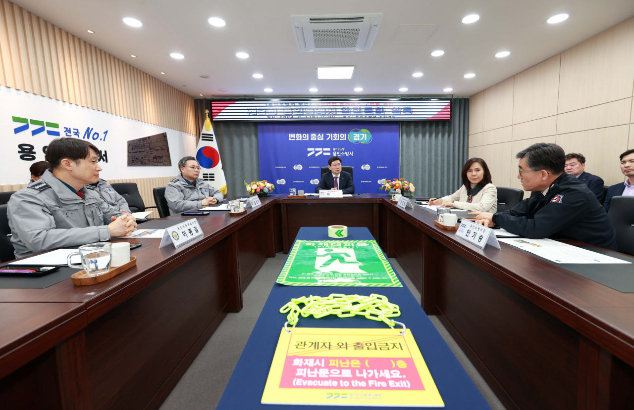 이상일 용인특례시장(가운데) 등 지역 기관장들이 지난 2월 용인소방서에서 열린 안전문화살롱 회의에서 화재 피난안내시설 지원을 논의하고 있다.[용인시 제공]
