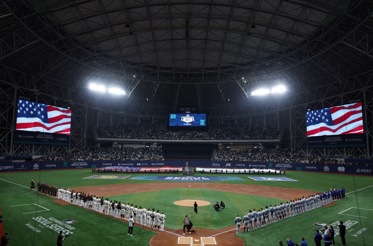 20일 서울 고척스카이돔에서 열린 2024년 미국프로야구 메이저리그(MLB) 정규시즌 개막전 로스앤젤레스 다저스와 샌디에이고 파드리스의 경기. 미국 국가가 연주되고 있다. [연합]