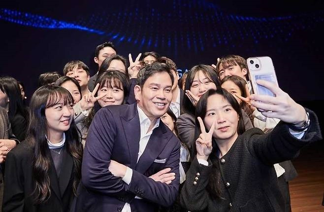 정용진 신세계그룹 부회장이 지난달 23일 신세계그룹의 도심 인재개발원인 ‘신세계 남산’에서 열린 신입사원 그룹 입문교육 수료식에 참석해 신입사원들과 셀카를 찍고 있다. [신세계그룹 제공]