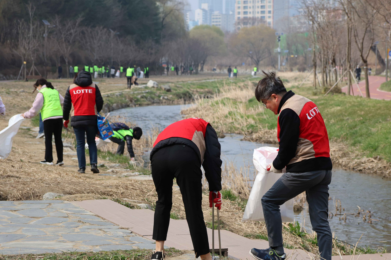 롯데마트·슈퍼 샤롯데봉사단이 지난 19일 성내천 주변 플로깅 활동을 하고 있다. [롯데쇼핑 제공]