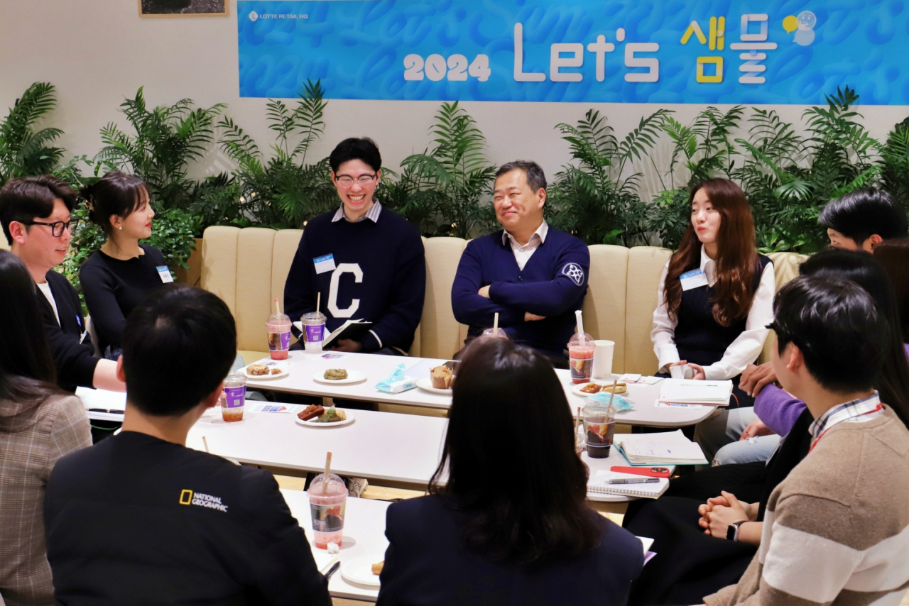 김상현(가운데) 롯데 유통군 총괄대표 부회장이 51번째 ‘렛츠샘물’에서 PB 담당자들의 얘기를 듣고 있다. [롯데 제공]