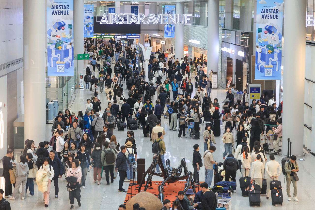 3·1절 연휴를 하루 앞둔 지난 2월 29일 오전 인천국제공항 제1여객터미널 면세점 구역이 여행객으로 붐비고 있다. [연합]