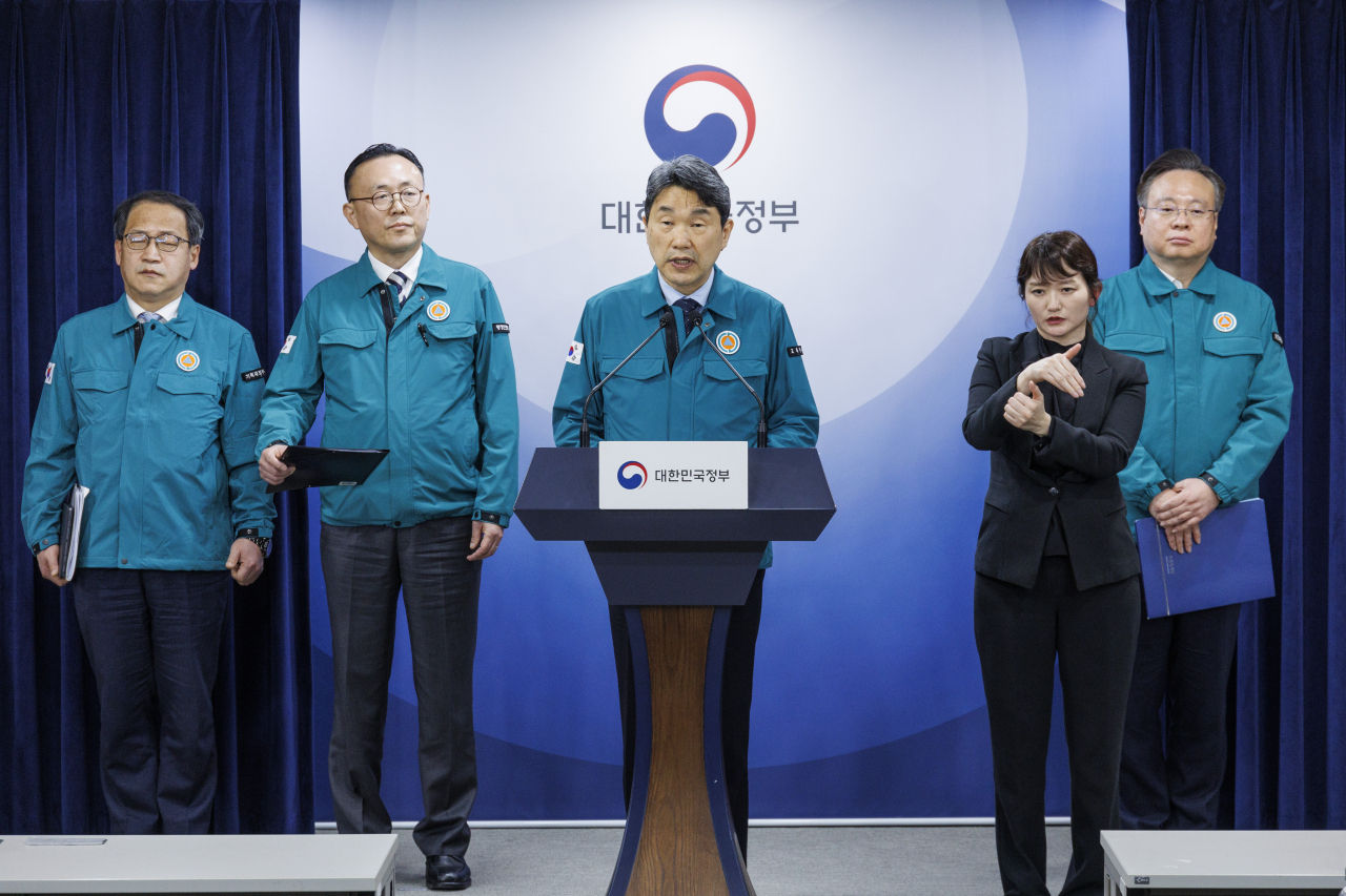 이주호 부총리 겸 교육부 장관이 지난 20일 오후 서울 종로구 정부서울청사에서 의대 증원 대학별 배정 결과를 발표하고 있다. [연합]