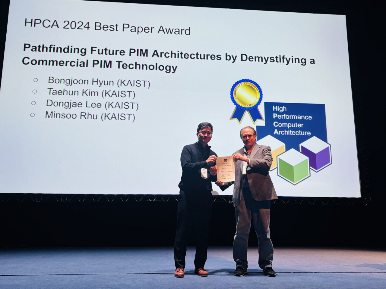 현봉준(왼쪽) KAIST 박사과정이 ‘IEEE 국제 고성능 컴퓨터 구조 학회(HPCA)’에서 최우수논문상을 수상하고 있다.[KAIST 제공]