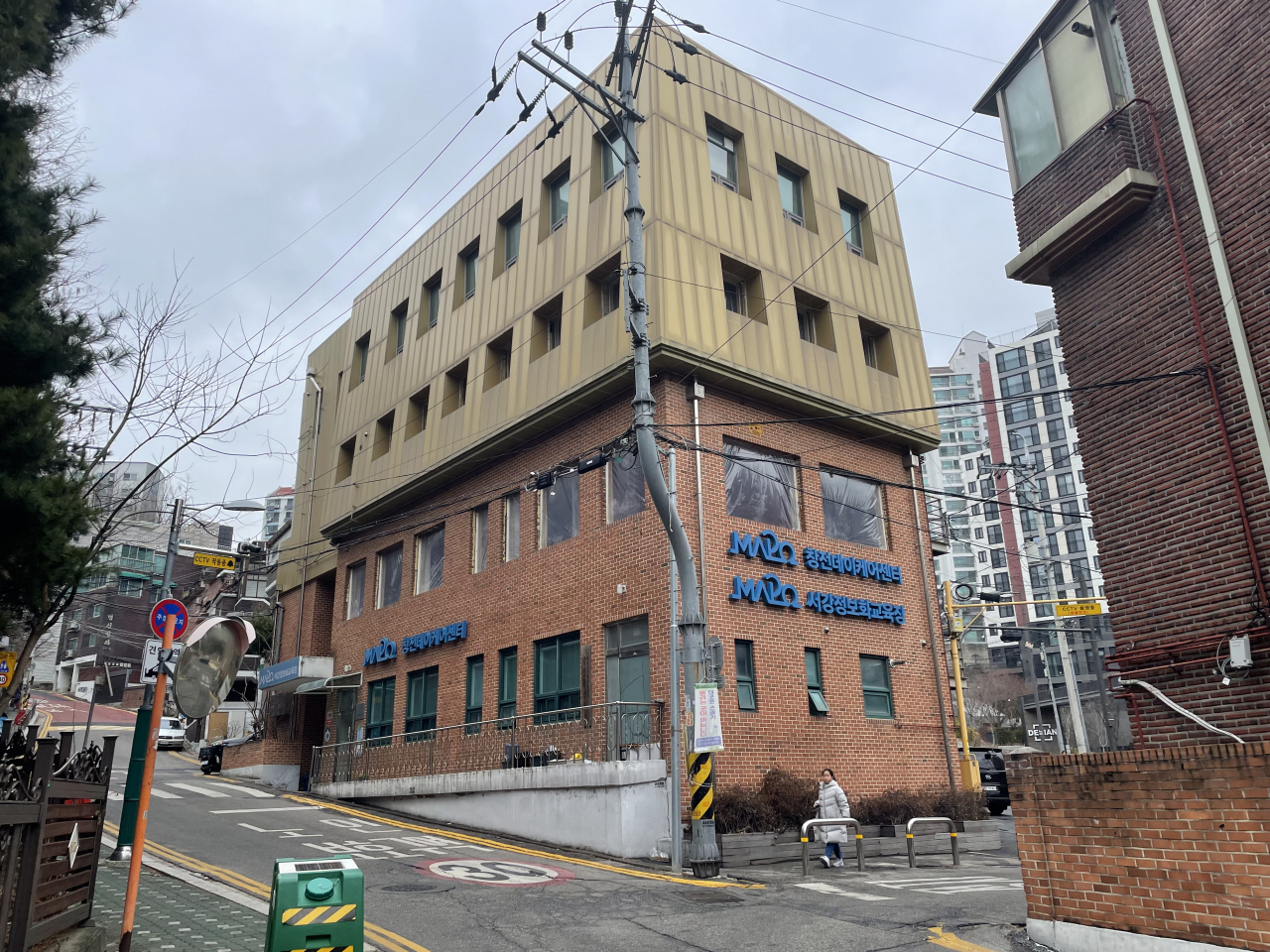 서울 마포구는 이달 말 창전동 효도숙식 경로당(서강로1길 30 소재) 조성 공사가 완료됨에 따라 오는 25일부터 효도숙식 경로당의 첫 입주 어르신 16명을 모집한다.[마포구 제공]