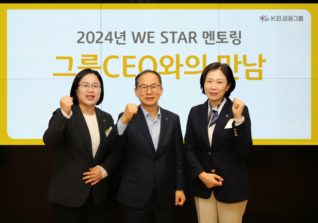 19일 오후 서울 여의도 국민은행 신관에서 열린 ‘WE STAR멘토링 프로그램’ 오리엔테이션에 참석한 양종희(왼쪽에서 두 번째) 회장, 오진숙(왼쪽에서 첫 번째) KB손해보험 단장(멘티대표), 이재옥(왼쪽에서 세 번째) KB증권 전문(멘토대표)가 기념촬영을 하고 있다.[KB금융그룹 제공]