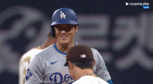로스앤젤레스 다저스의 오타니 쇼헤이가 20일 서울 고척스카이돔에서 열린 2024 MLB 정규시즌 개막전에서 샌디에이고 파드리스의 김하성에게 한국어로 인사를 건네고 있다. [쿠팡플레이 캡처]
